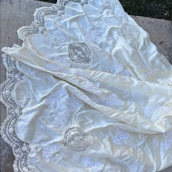 Vintage Elegant Ivory Wedding Dress with Train
size 2 - Picture 9 of 9